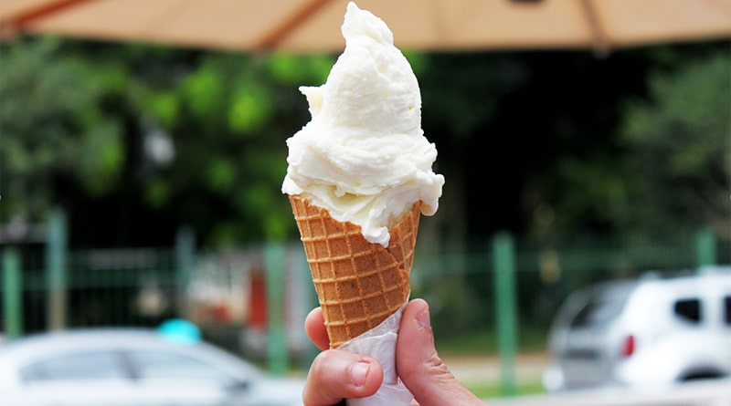 Mestre gelatiere ensina a fazer uma exótica receita de sorvete tailandês