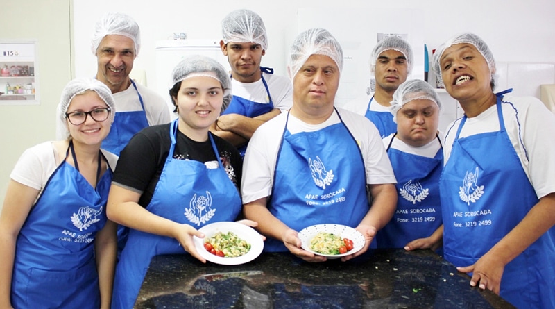 Oficina Cozinha Experimental da APAE Sorocaba estimula alimentação saudável