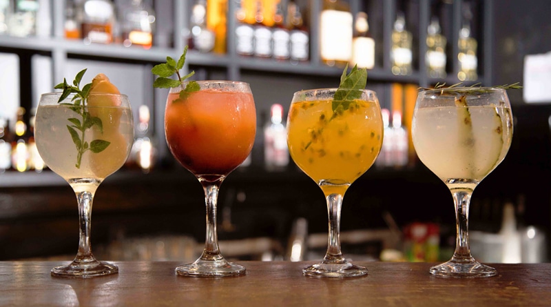 Gràcia Bar traz novas receitas de gin e tônica com ingredientes tropicais