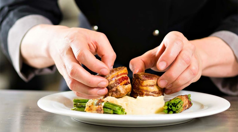 As mãos de um cozinheiro