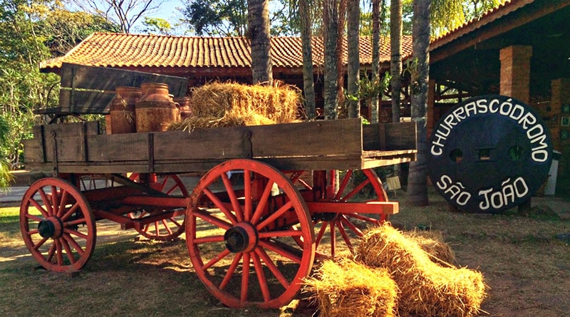 Boi no rolete é atração no Hotel Fazenda São João em São Pedro