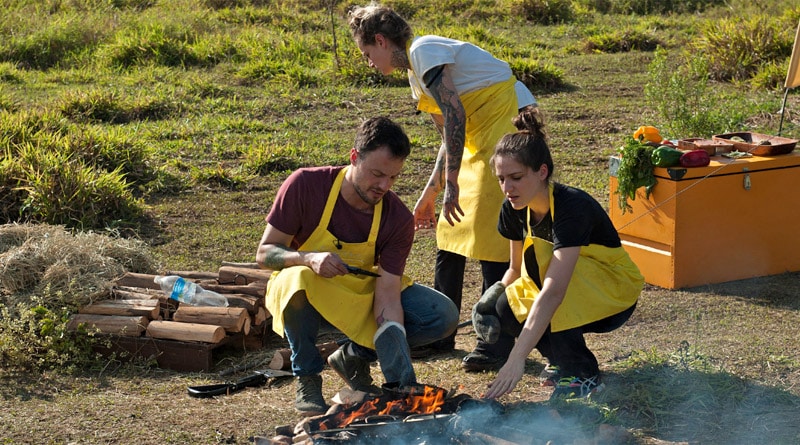 Cozinheiros do MasterChef Profissionais encaram cozinha rústica no meio da natureza