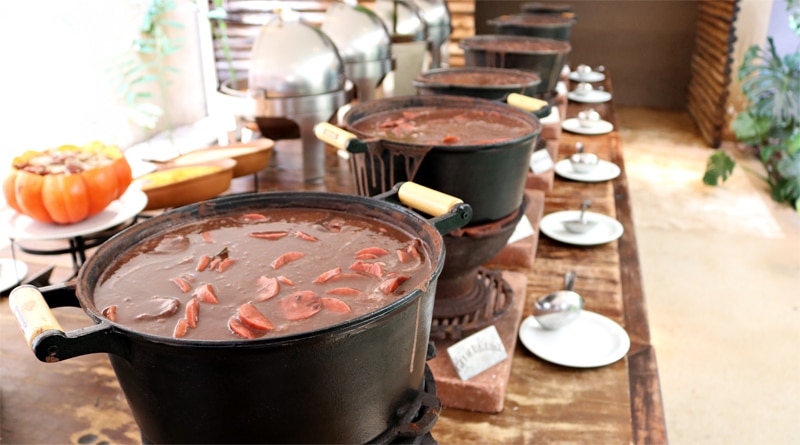 Feijoada do Stream Palace Hotel em Ribeirão Preto oferece salada ao vivo