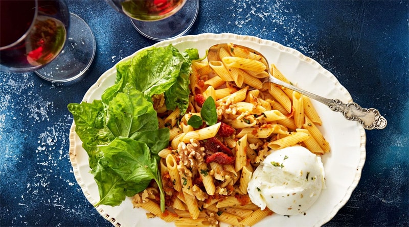 Receita: Penne ao Molho Pesto de Tomate Seco com Burrata