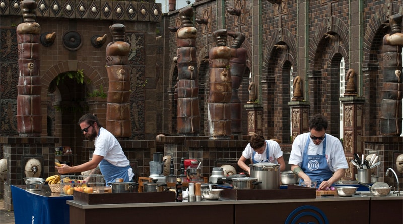 Cozinheiros do MasterChef Profissionais disputam prova em equipe no Recife