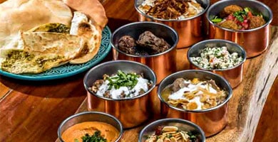 Restaurante Saj em São Paulo celebra uma década com menu de hits