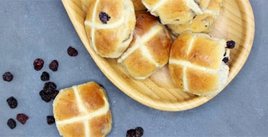 Casa Santa Luzia em São Paulo lança releitura do pão inglês Hot Cross Bun