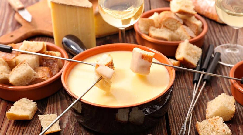 Curso de Fondue é novidade na cantina Villa Di Pasta em Praia Grande