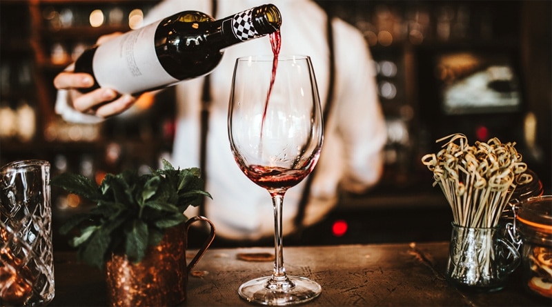 Serviço de vinho em restaurante: proporcione a melhor experiência - Sabor à  Vida Gastronomia