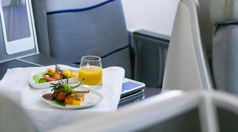 Comida de avião: companhia aérea serve pratos de R$ 3 mil dentro de avião parado
