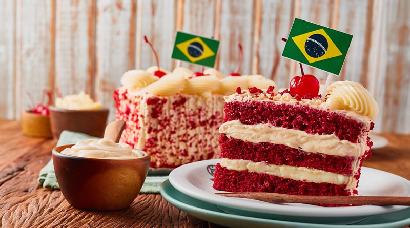 Sodiê Doces lança Bolo Red Velvet para o Dia das Mães em duas versões