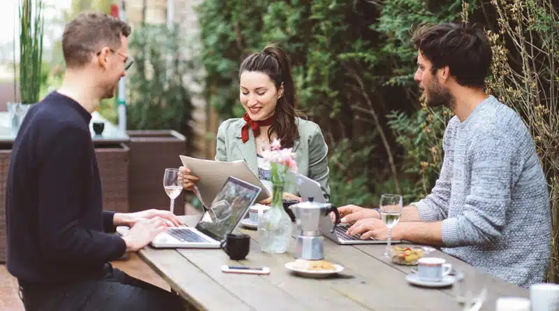 Luzes perfeitas para um espaço de coworking ao ar livre