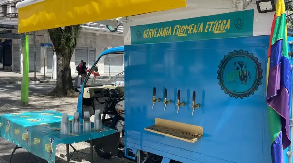 Cervejaria Filomena Etílica em Santos inova e oferece cerveja artesanal em tuk tuk