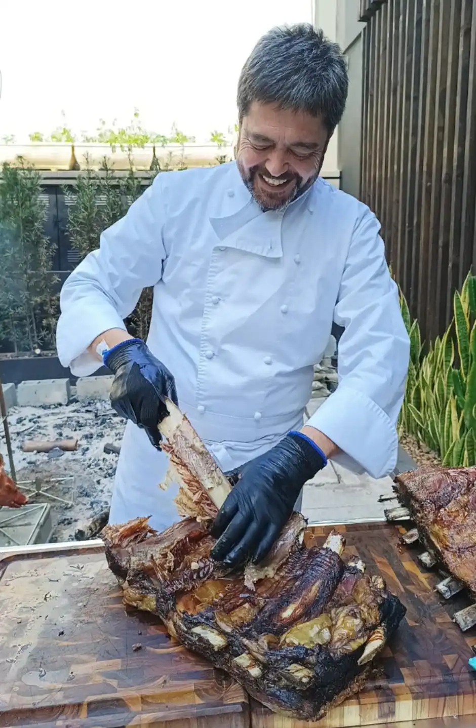 Churrasco de fogo de chão é novidade nos fins de semana do Empório Manuel