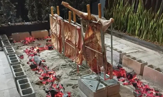 Churrasco de fogo de chão é novidade nos fins de semana do Empório Manuel
