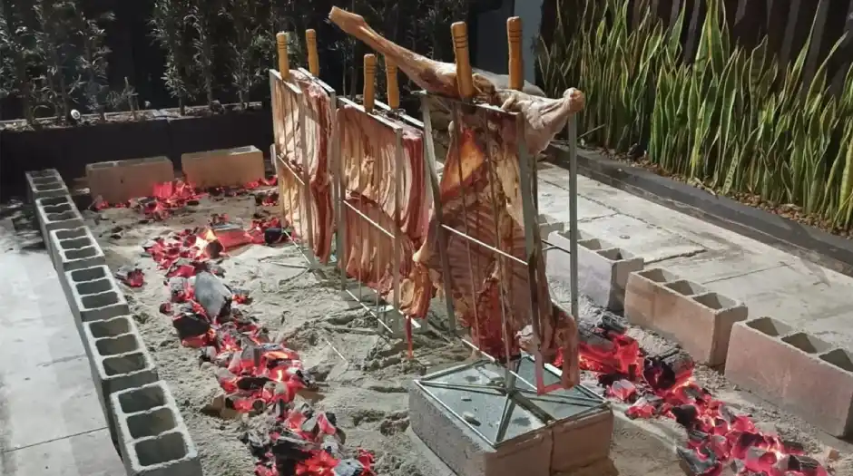 Churrasco de fogo de chão é novidade nos fins de semana do Empório Manuel