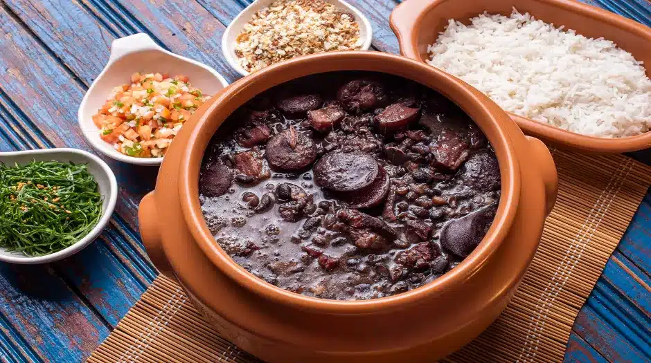 Origem da Feijoada: conheça a história do prato típico da culinária brasileira