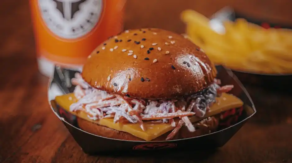 Bom Beef Burgers by Netão atende a pedidos e lança lanche vegetariano