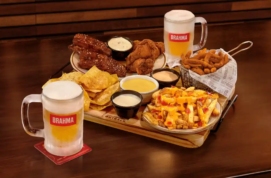 Em clima de Copa, Outback e Brahma lançam refil de chopp e aperitivos à vontade