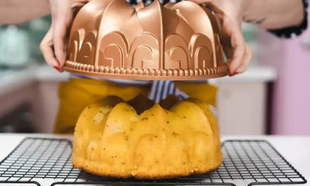 Confeiteira que faz sucesso nas redes sociais ensina receita de bolo de fubá amanteigado