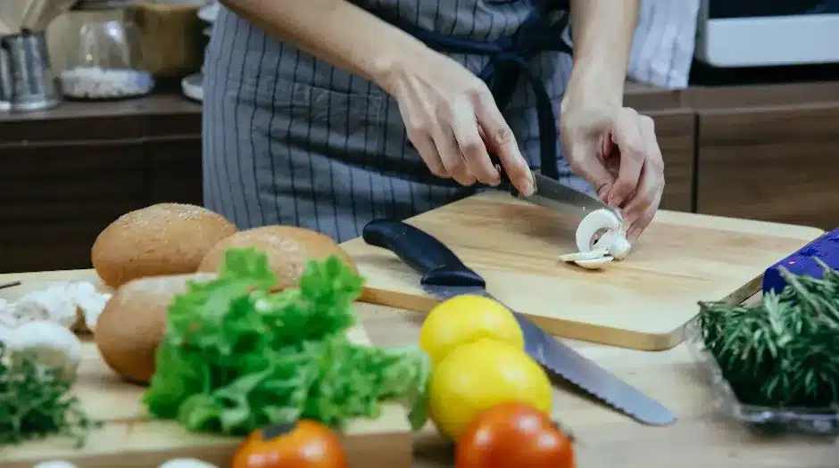 Risco de Contaminação na Manipulação de alimentos: quais os cuidados que devem ser adotados na cozinha? Saiba mais!