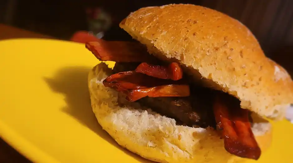 Universitários do Paraná desenvolvem bacon vegano com procedimento inédito no Brasil