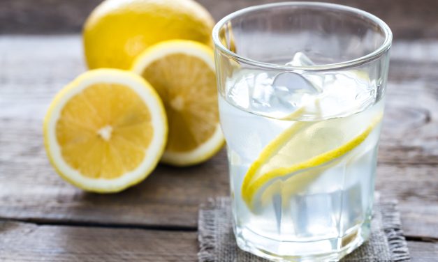 Os benefícios da água com limão no seu corpo