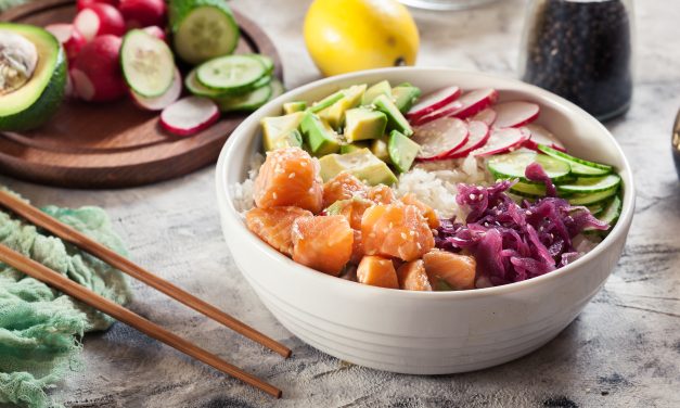 Experimente uma deliciosa receita de poke para o almoço!