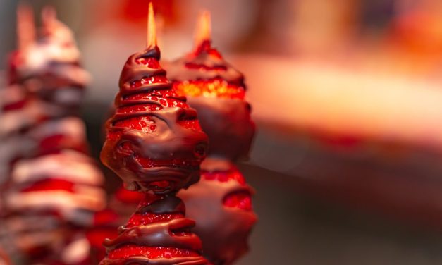 Espetinho de morango com chocolate: receita típica de festa junina
