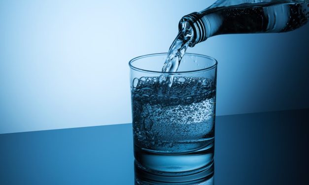 Água com gás é melhor que água natural?