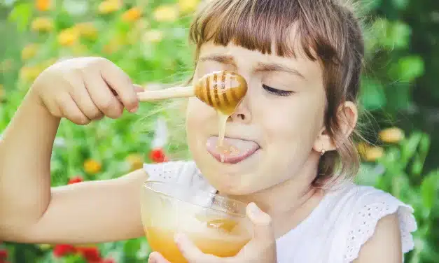 Crianças podem consumir mel? Saiba quais cuidados tomar