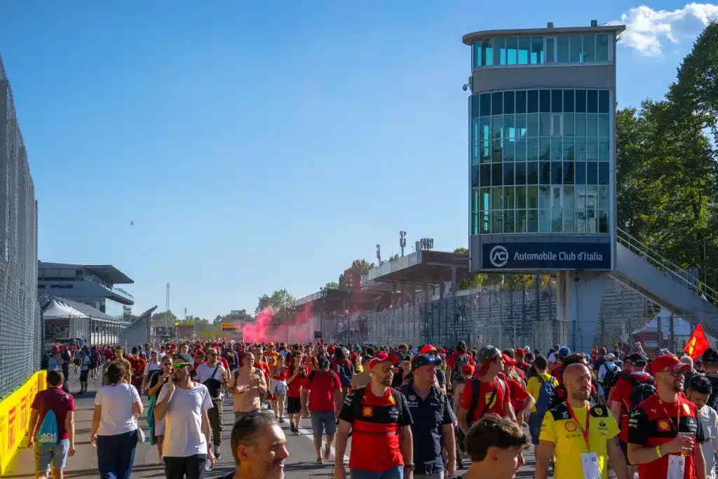 Fãs caminhando dentro do circuito de Monza após um evento de corrida. (Unsplash/Aaron Marinelli)