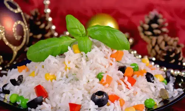 Arroz de Natal com Nozes, Uvas-Passas e Frango Desfiado!