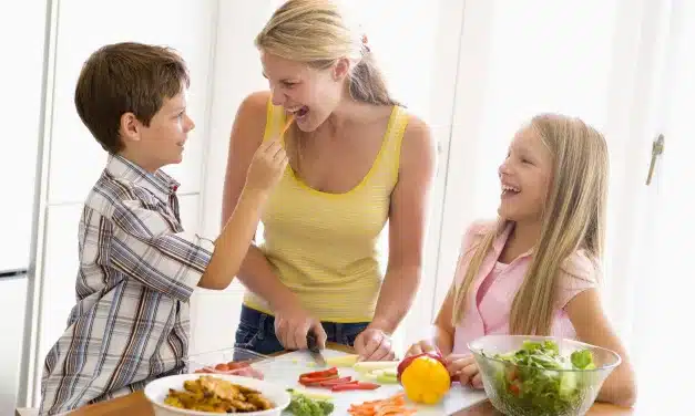 Alimentação saudável para crianças precisa ser praticada dentro e fora das escolas