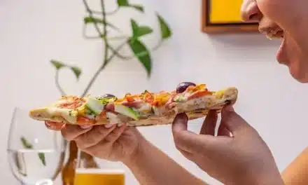 Não vai viajar no feriado? Saiba como fazer pizzas fáceis em casa