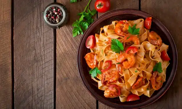 Macarrão com Molho de Tomate e Camarões