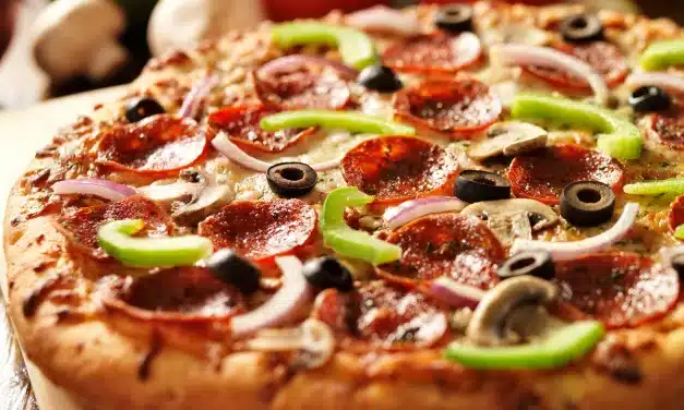 Pizza Dois Queijos com Calabresa e Orégano em Minutos!