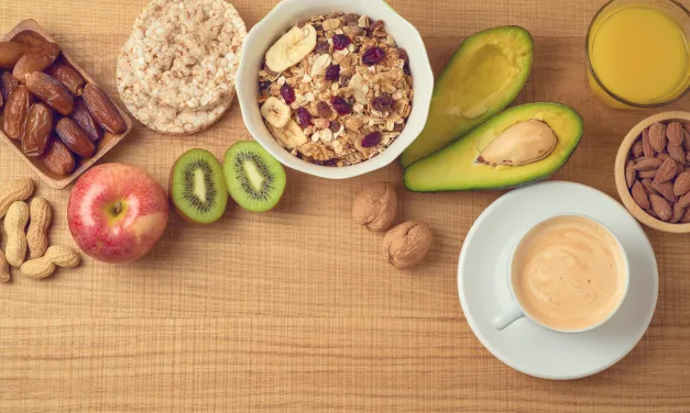 Bowl de Abacate com Frutas e Granola no Café da Manhã