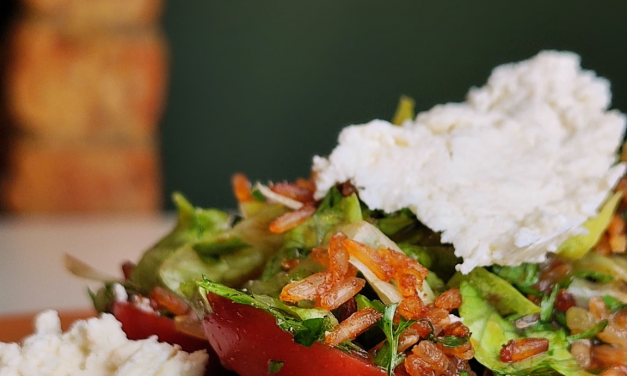 Vinho e Salada de arroz crocante