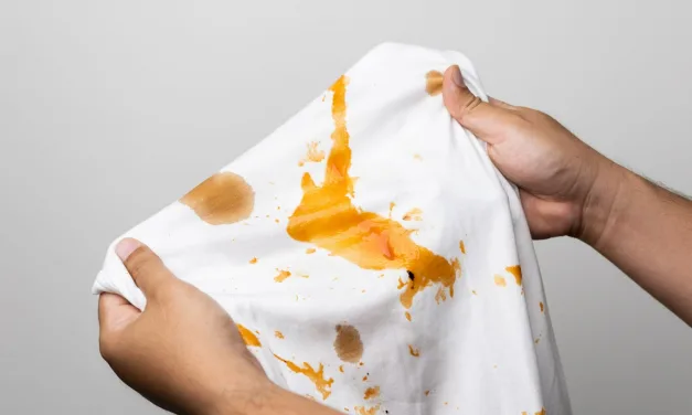 Como tirar manchas de diferentes alimentos das roupas?