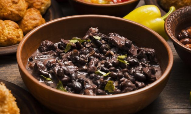 O frio chegou! É hora de aproveitar a clássica feijoada