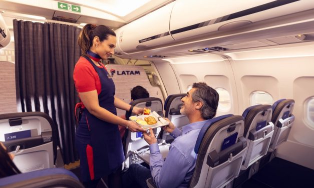 LATAM recebe prêmio internacional por melhor serviço de bordo