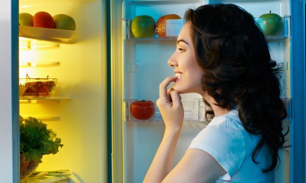 Entenda os riscos de comer estes alimentos depois das 21h