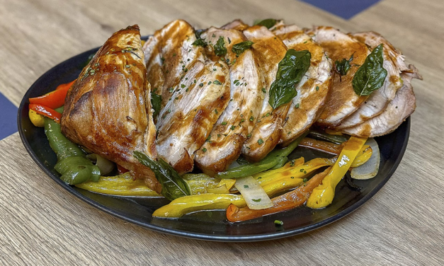 Pernil assado com pimentões, azeitonas e cebola