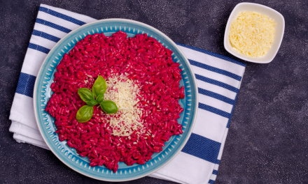 Risoto inovador: beterraba, feta e hortelã para um jantar romântico