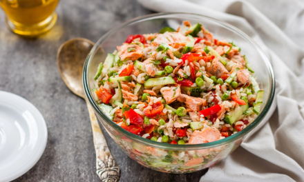 Salada de arroz com salmão: reaproveite com sabor!