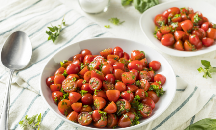 Salada morna de tomate com balsâmico e manjericão