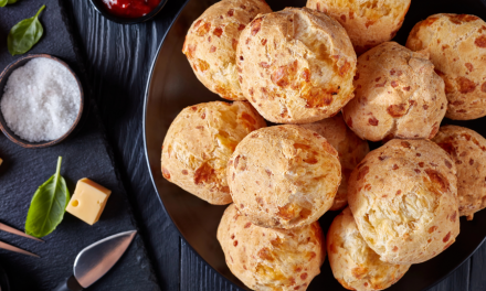 Gougère: o pão de queijo francês que vai te encantar