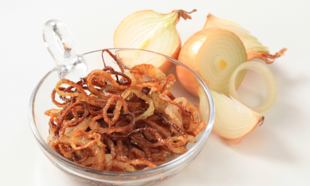 Cebola frita: o toque crocante perfeito para suas receitas