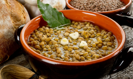 Sopa de lentilha perfumada com limão